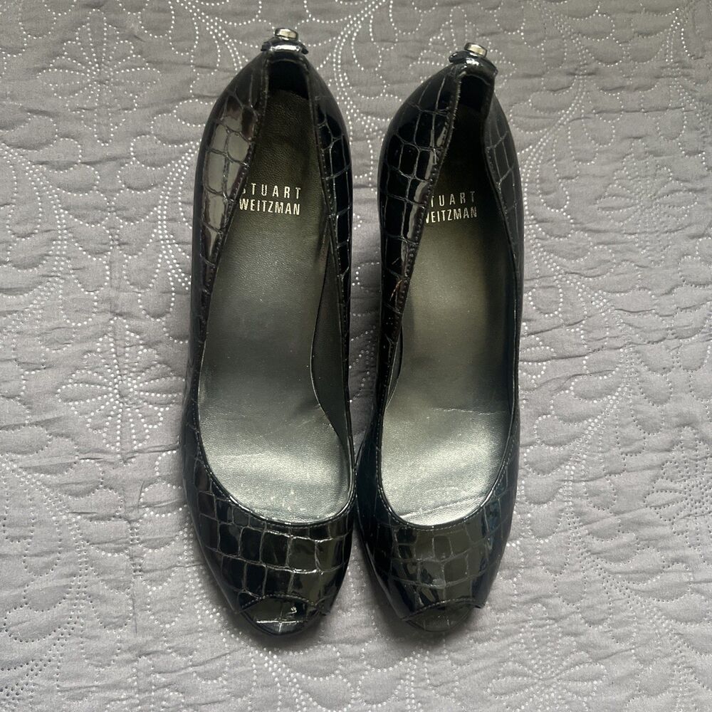 Stuart Weitzman Black Patent Leather Croc Embossed Peep Toe Heels SZ8M Glam Chic